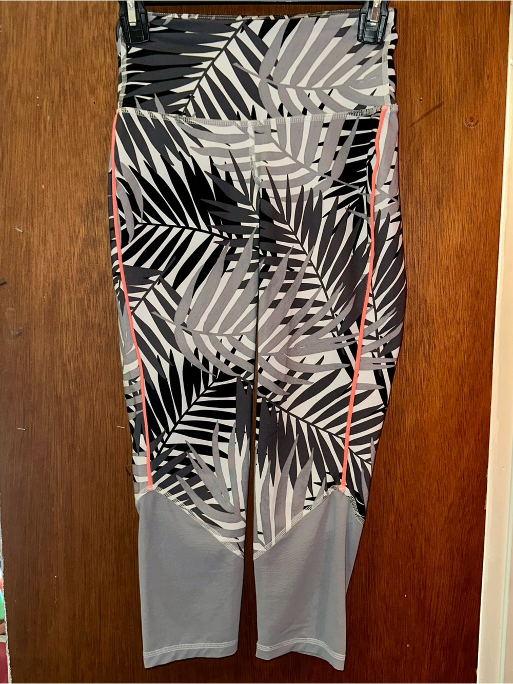 Old Navy Active Go-Dry Leaf Print Workout Leggings